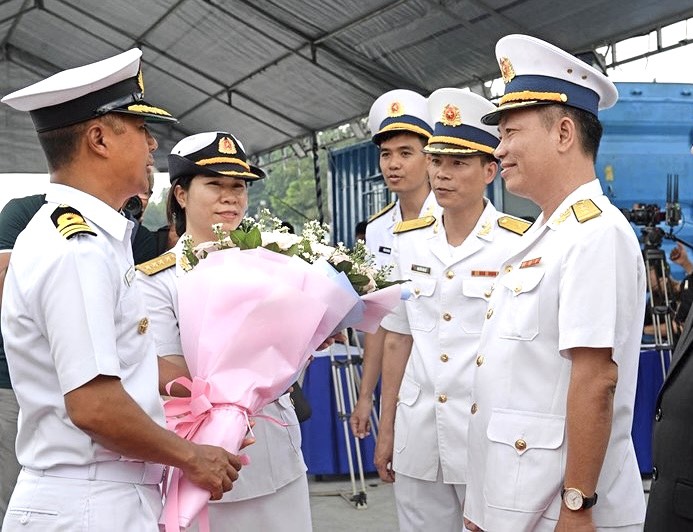 Thượng tá Phan Anh Tuấn, Phó Lữ đoàn trưởng Lữ đoàn 125 - Vùng 2 Hải quân tặng hoa cho Trung tá Kamal Singh Rana, thuyền trưởng tàu INS Sudarshini.