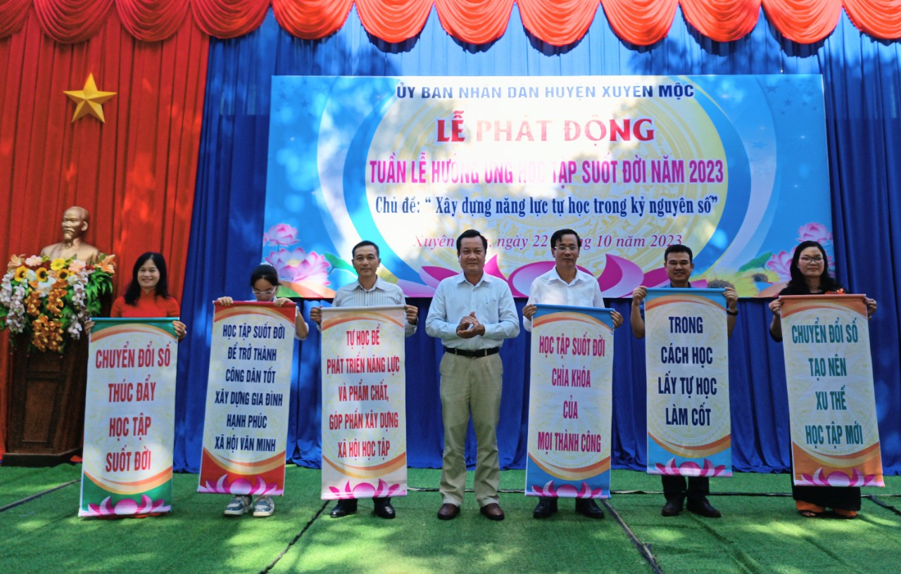 Lãnh đạo UBND huyện Xuyên Mộc phát động tuần lễ học tập suốt đời.