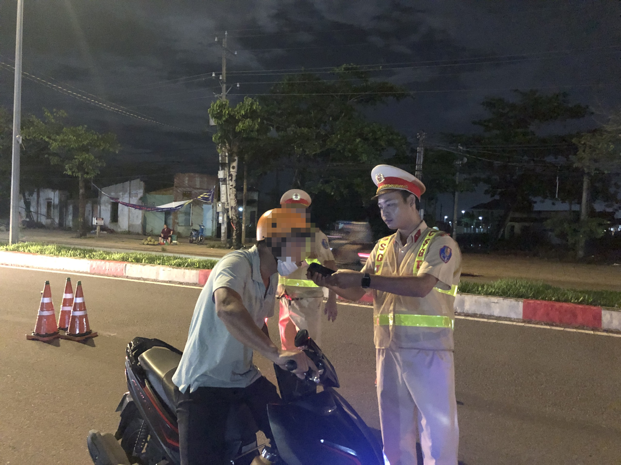 Lực lượng CSGT-TT Công an TX.Phú Mỹ thường xuyên tổ chức kiểm tra nồng độ cồn đối với người điều khiển phương tiện tham gia giao thông.