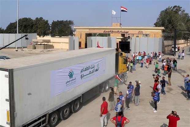 Một đoàn xe chở hàng viện trợ tới Dải Gaza qua cửa khẩu Rafah.