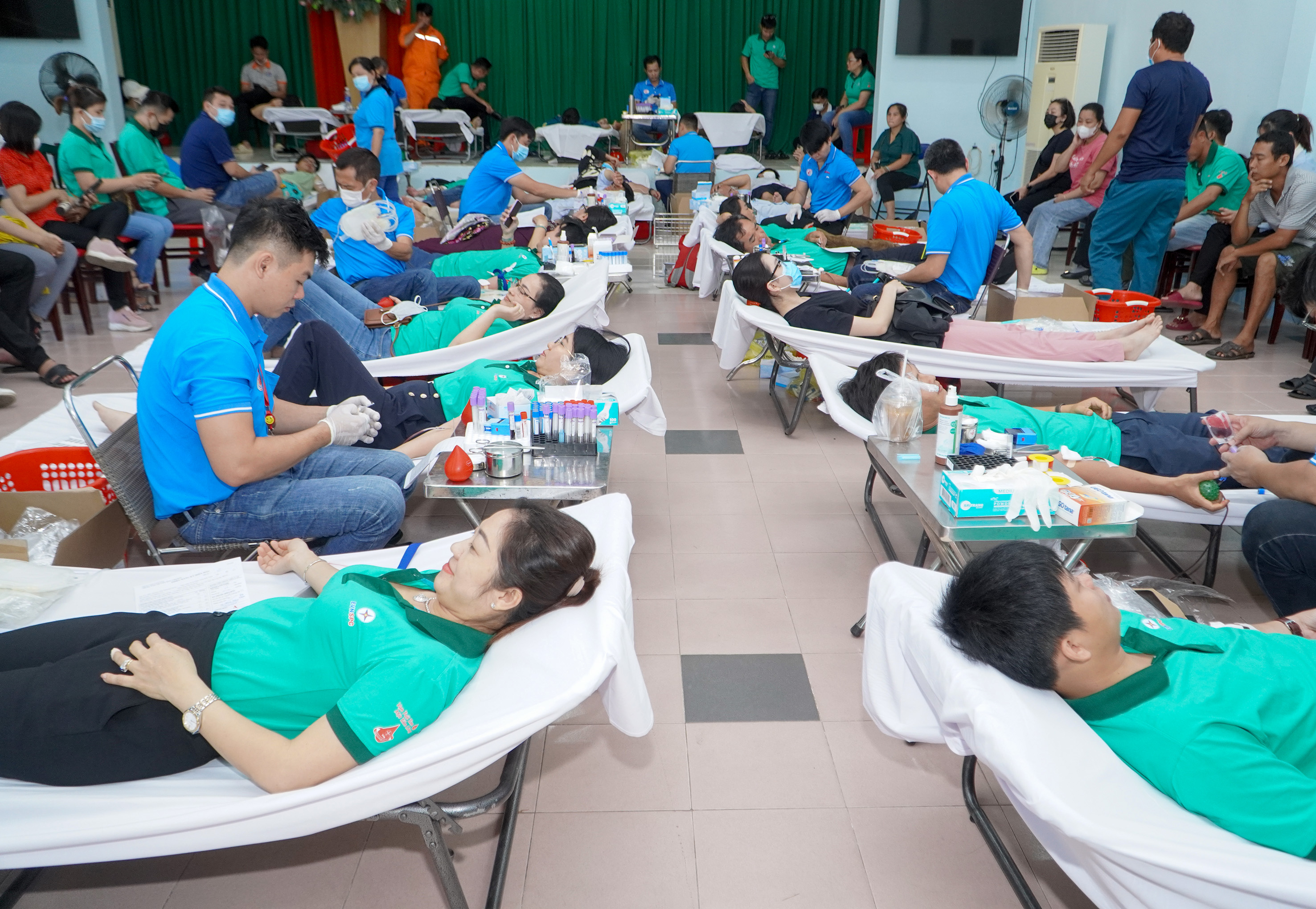 Gần 100 cán bộ, nhân viên, người lao động Công ty Điện lực Bà Rịa-Vũng Tàu hiến máu tình nguyện.