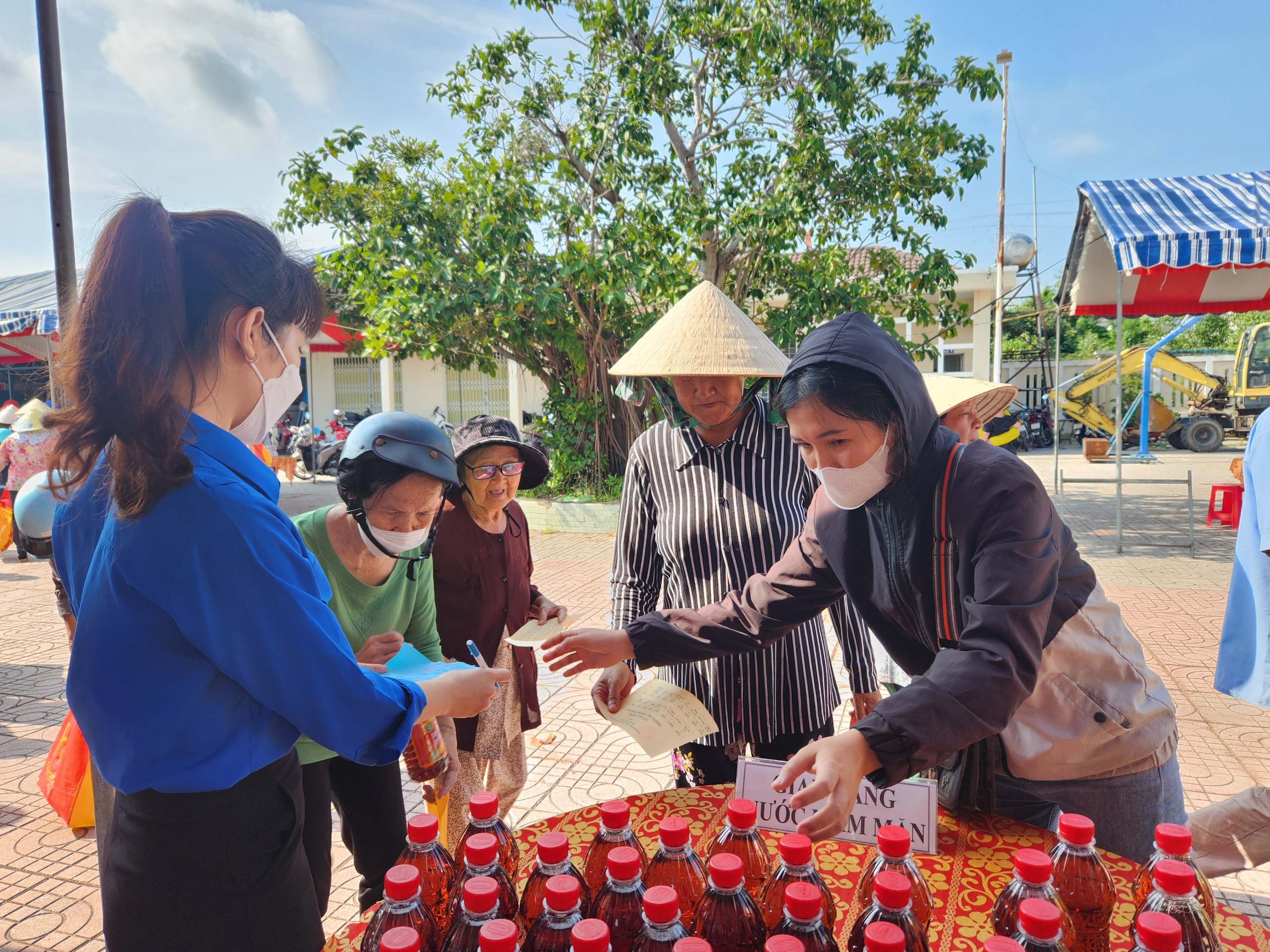 Người dân được mua hàng miễn phí tại Phiên chợ 0 đồng của huyện Long Điền.