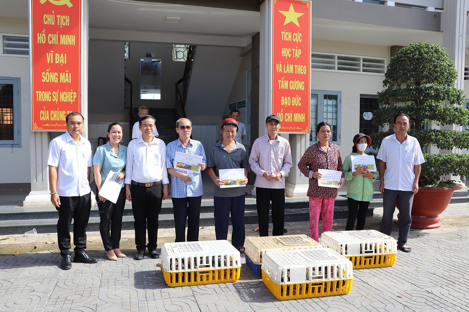 MTTQ xã Phước Hưng trao sinh kế cho hộ nghèo hồi tháng 6/2023.