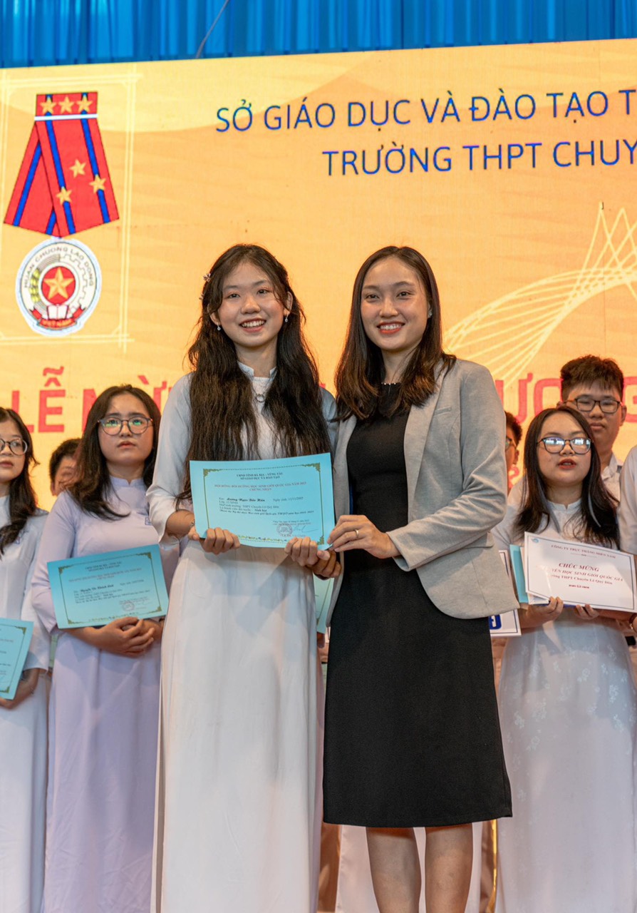 Tạ Hồng Anh, con gái thứ hai của anh chị Trầm - Bình vinh dự nhận thưởng khi em đạt giải Ba trong kỳ thi học sinh giỏi quốc gia môn Địa lý năm 2022.