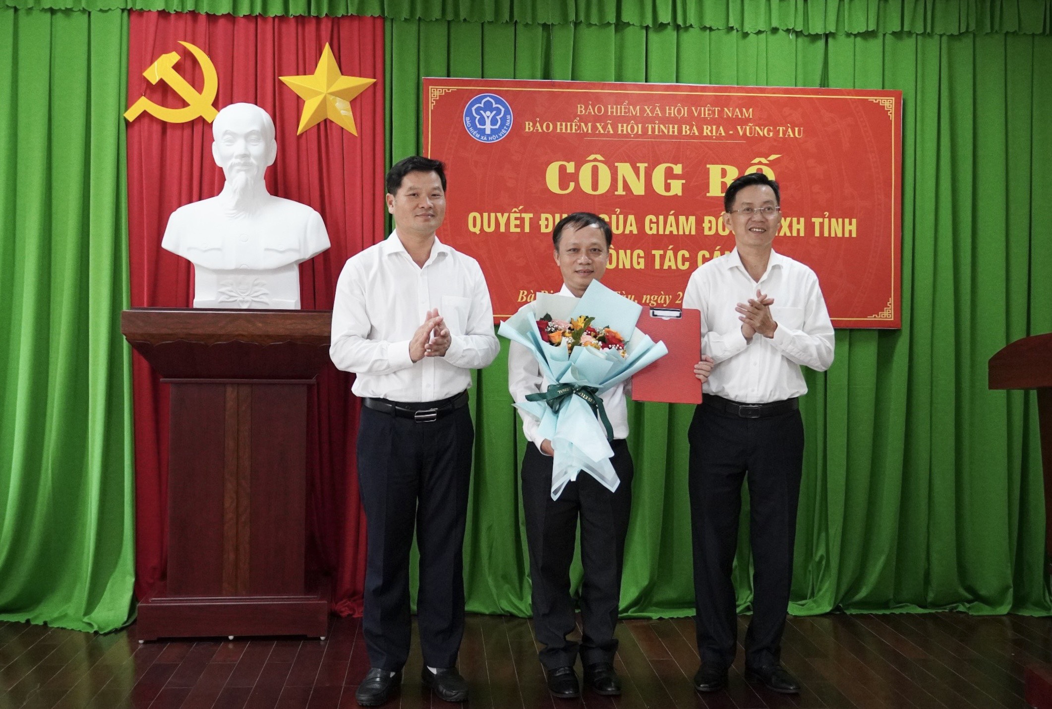 Ông Phạm Việt Tiến được điều động, bổ nhiệm giữ chức Giám đốc BHXH huyện Châu Đức kể từ ngày 1/11.