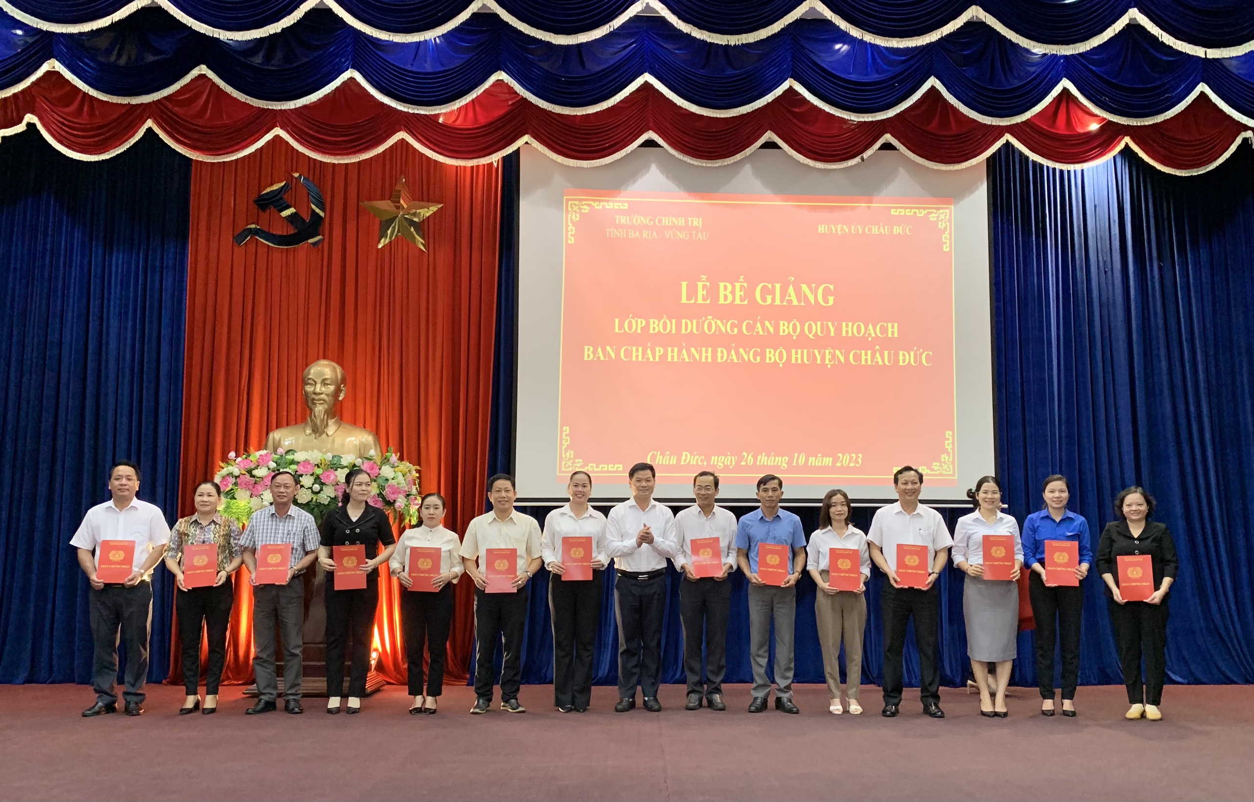 Ông Lê Thanh Liêm, Phó Bí thư Thường trực Huyện uỷ Châu Đức trao chứng nhận hoàn thành khoá học lớp bồi dưỡng.