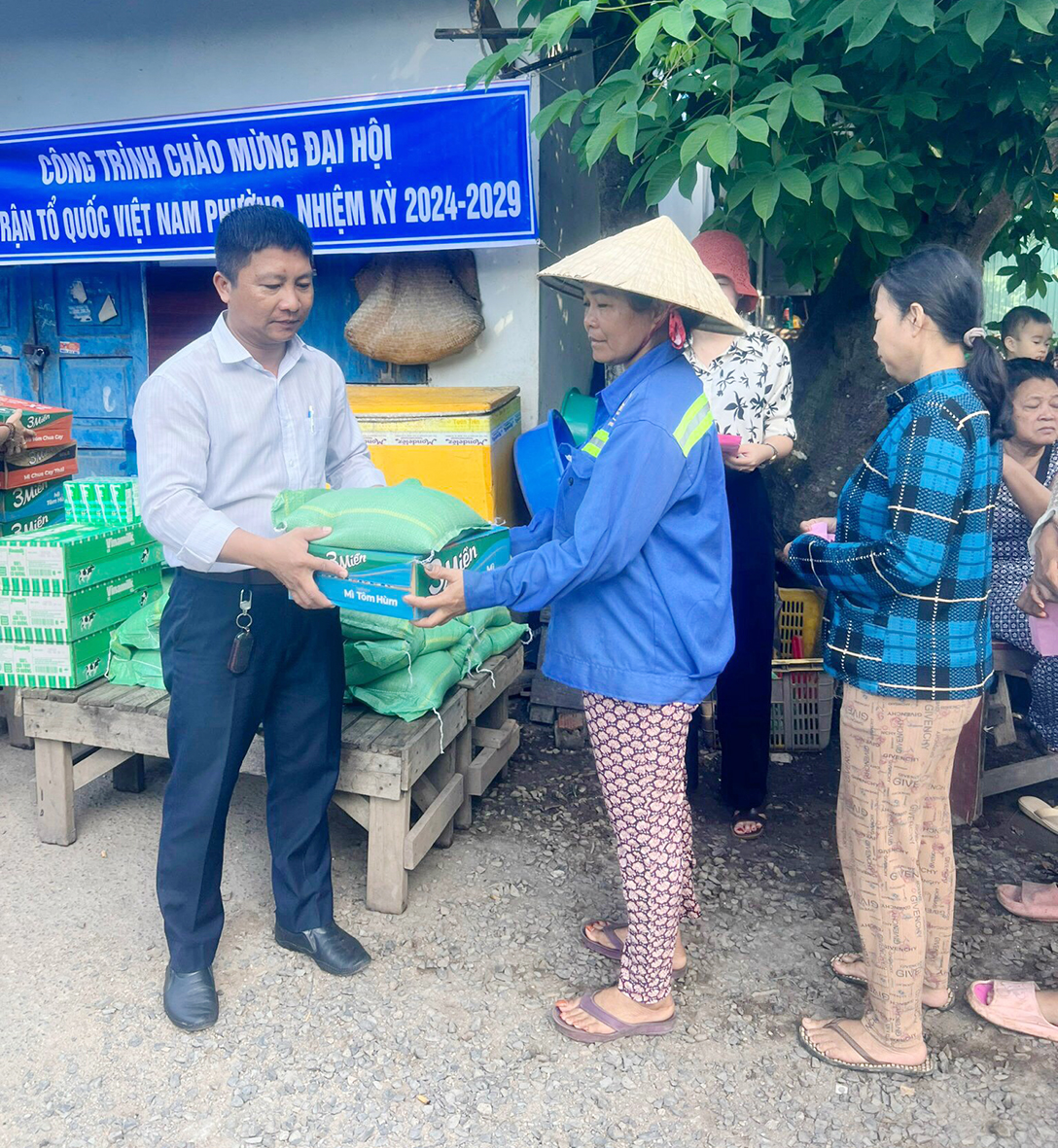 Ông Trần Minh Hoàng, Chủ tịch UBMTTQ Việt Nam phường Phú Mỹ tặng gạo cho các hộ khó khăn ở trọ.