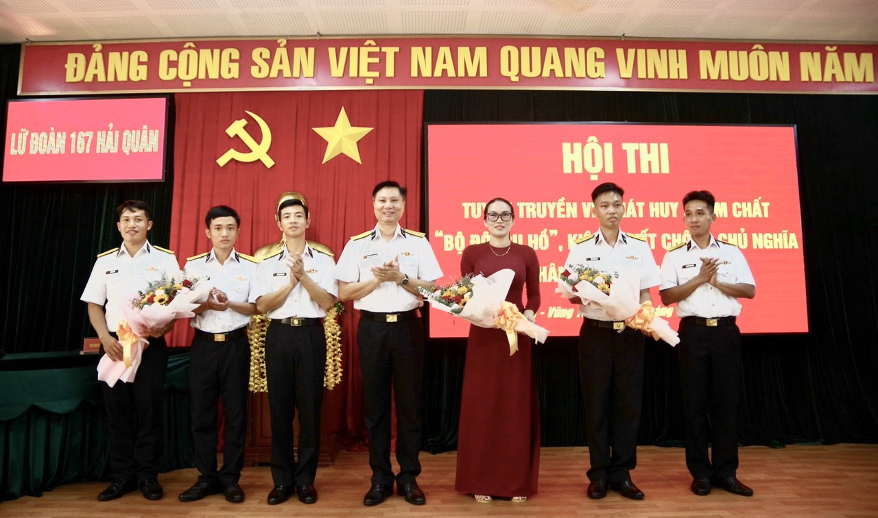 Đại tá Nguyễn Thành Nhân, Bí thư Đảng ủy, Chính ủy Lữ đoàn 167 trao giải Nhất, Nhì, Ba cho các đội.