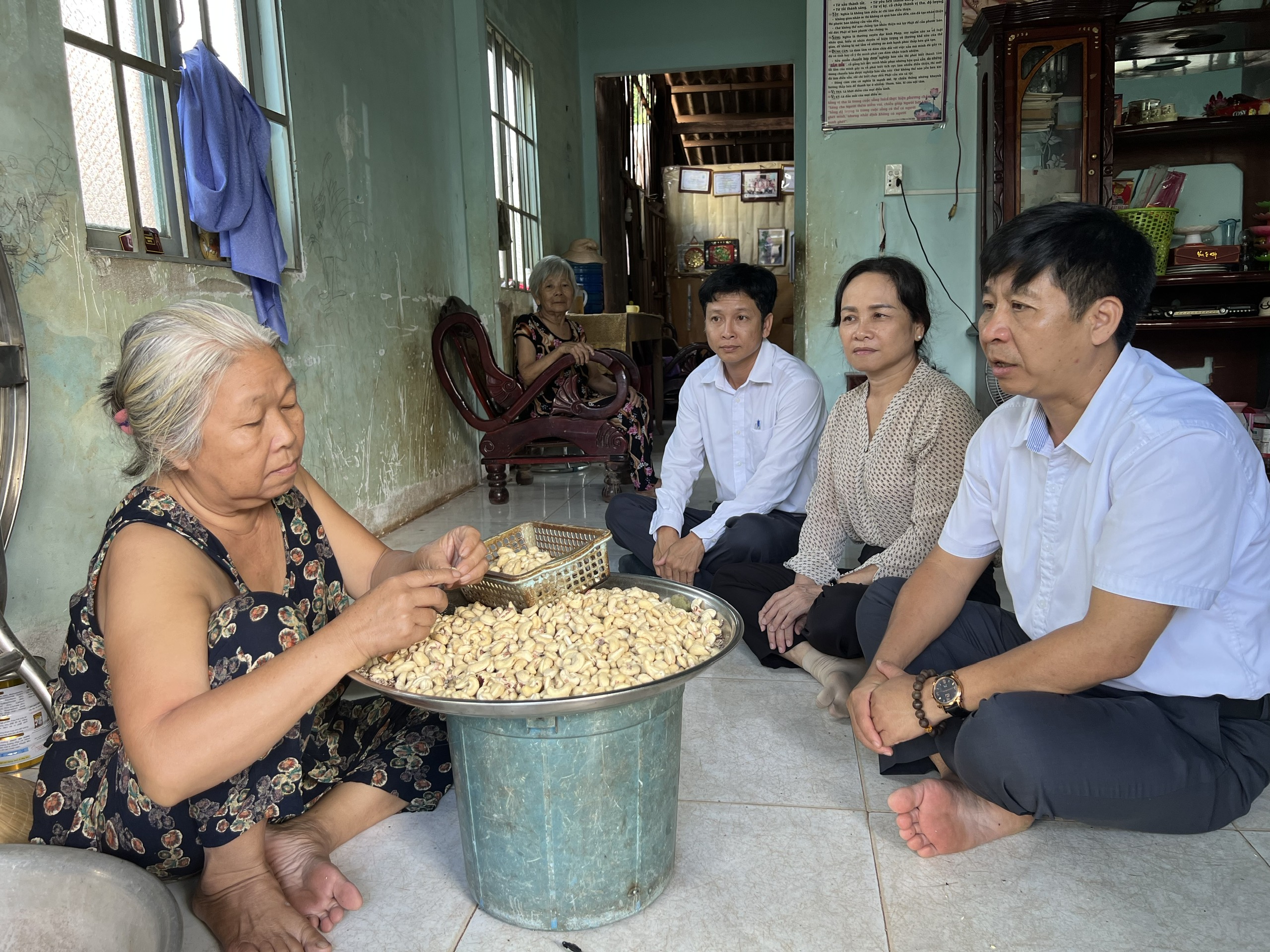 Ông Nguyễn Duy Hiển, Trưởng Ban Tuyên giáo-phong trào, UBMTTQVN tỉnh thăm, tìm hiểu cuộc sống của gia đình bà Trương Thị Tam (ấp Nhân Tiến, xã Hòa Bình, huyện Xuyên Mộc).