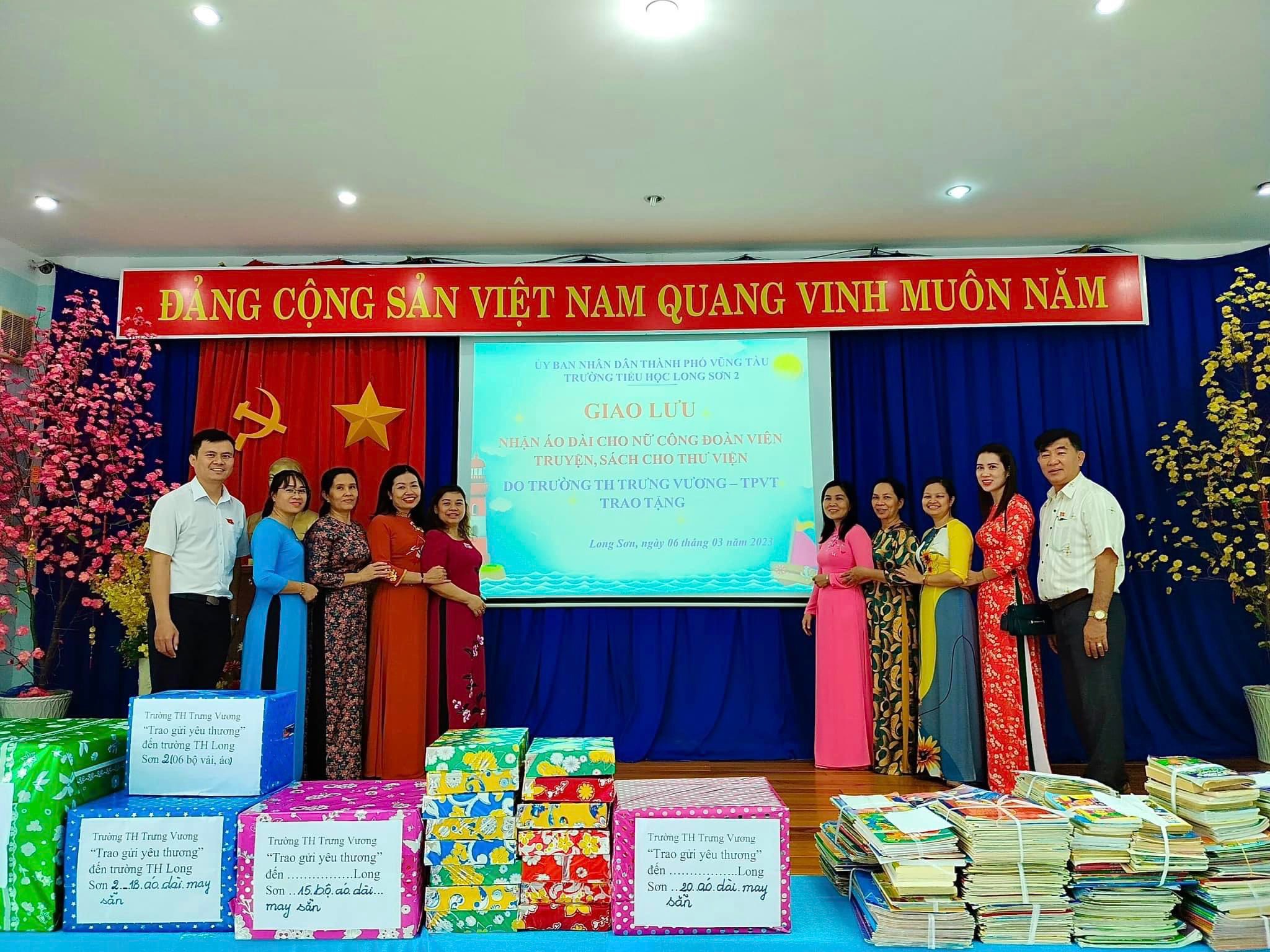 Trường TH Trưng Vương trao tặng áo dài và sách báo cho Trường TH Long Sơn 2.