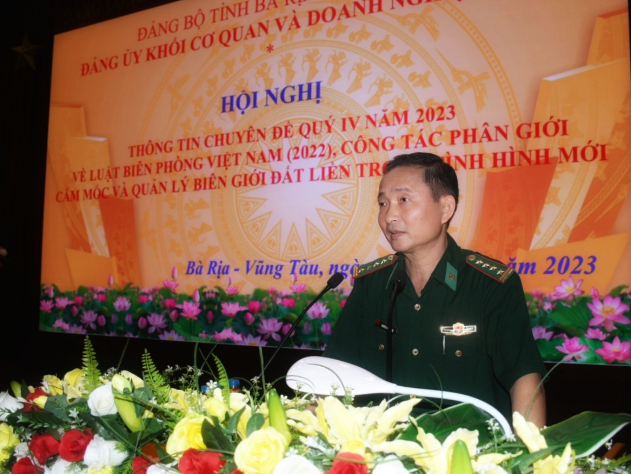 Đại tá Nguyễn Văn Thống, Phó Chính ủy Bộ đội Biên phòng tỉnh thông tin về công tác phân giới cắm mốc và quản lý biên giới đát liền.