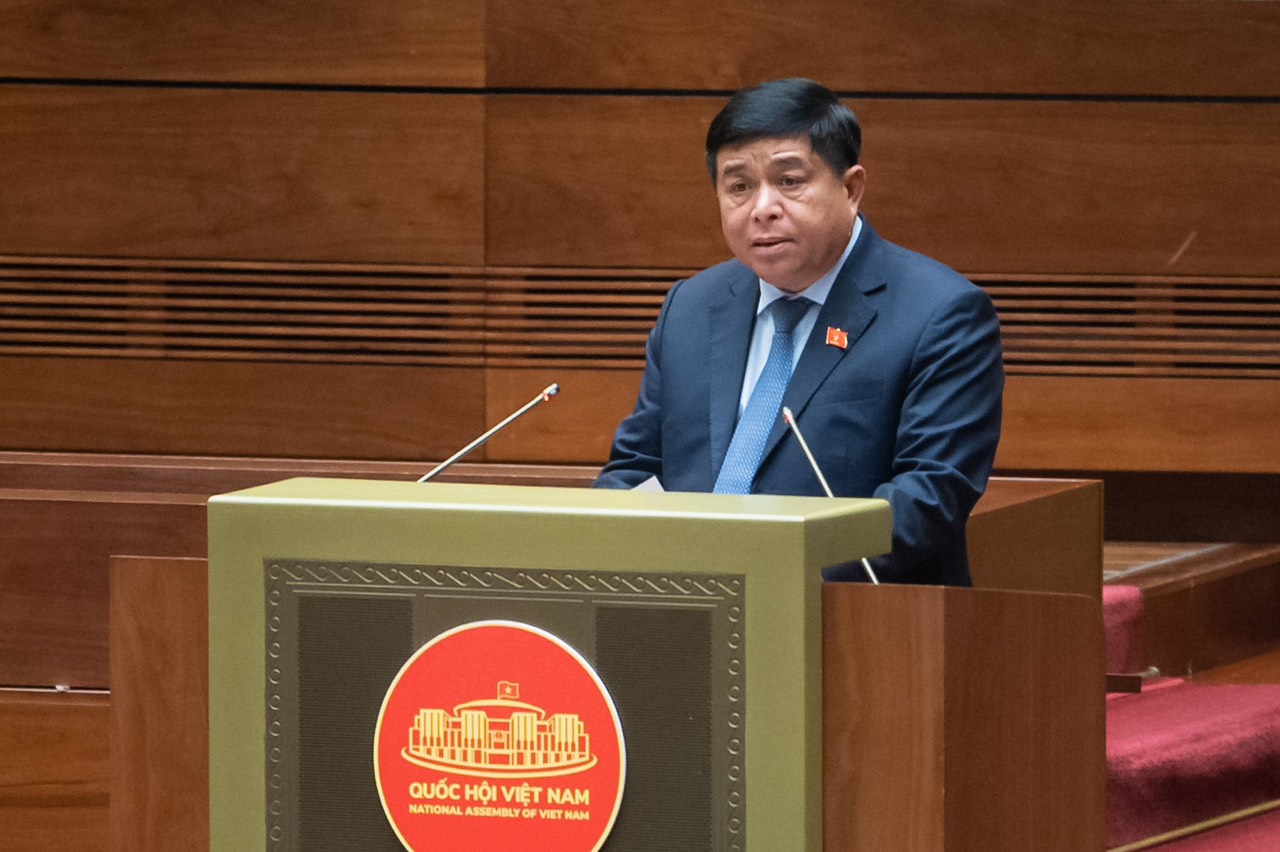 Bộ trưởng Bộ Kế hoạch và Đầu tư Nguyễn Chí Dũng, thừa ủy quyền của Thủ tướng Chính phủ trình bày Tờ trình về dự thảo Nghị quyết thí điểm một số cơ chế, chính sách đặc thù về đầu tư xây dựng công trình giao thông đường bộ