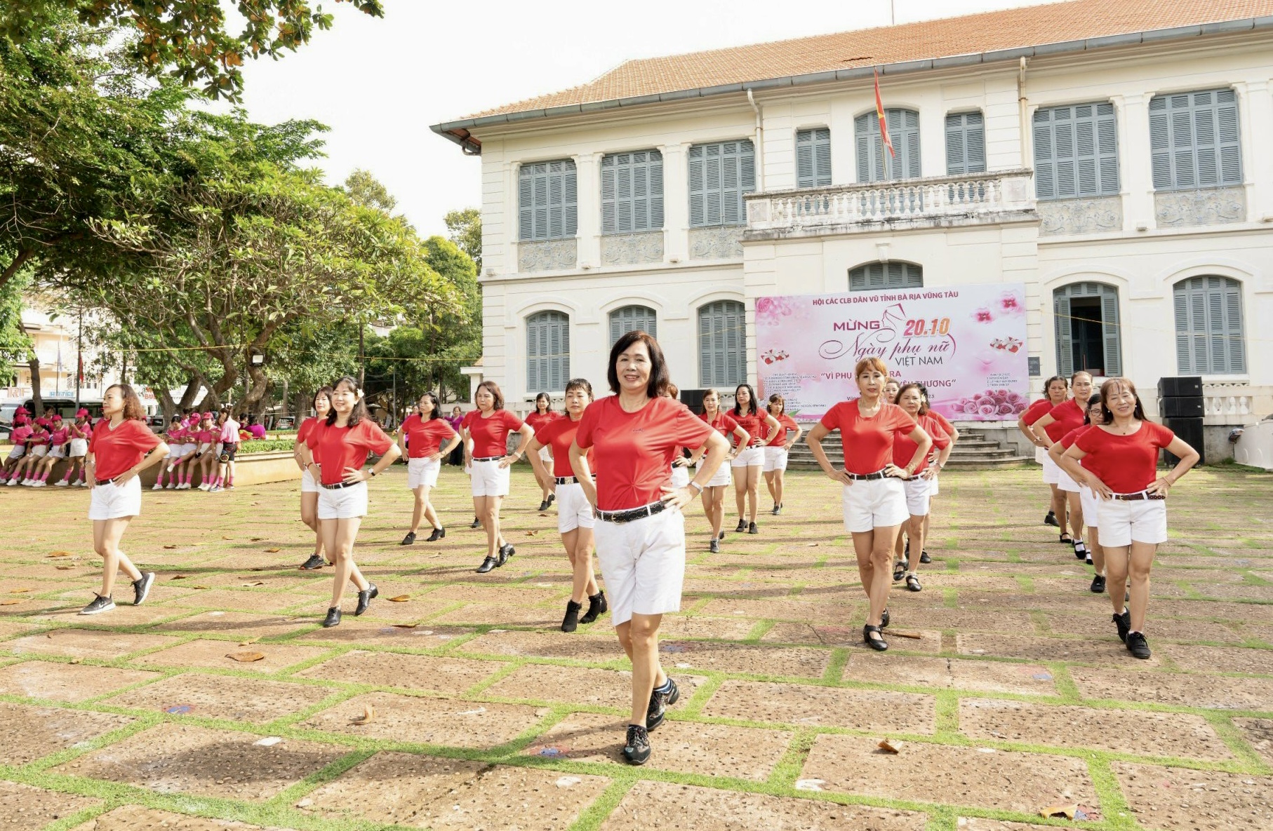 Các CLB dân vũ của TP. Bà Rịa phát triển mạnh mẽ trong thời gian qua.  Trong ảnh: CLB dân vũ Mãi xanh, TP. Bà Rịa tham gia giao lưu các CLB dân vũ nhân ngày Phụ nữ Việt Nam 20/10.