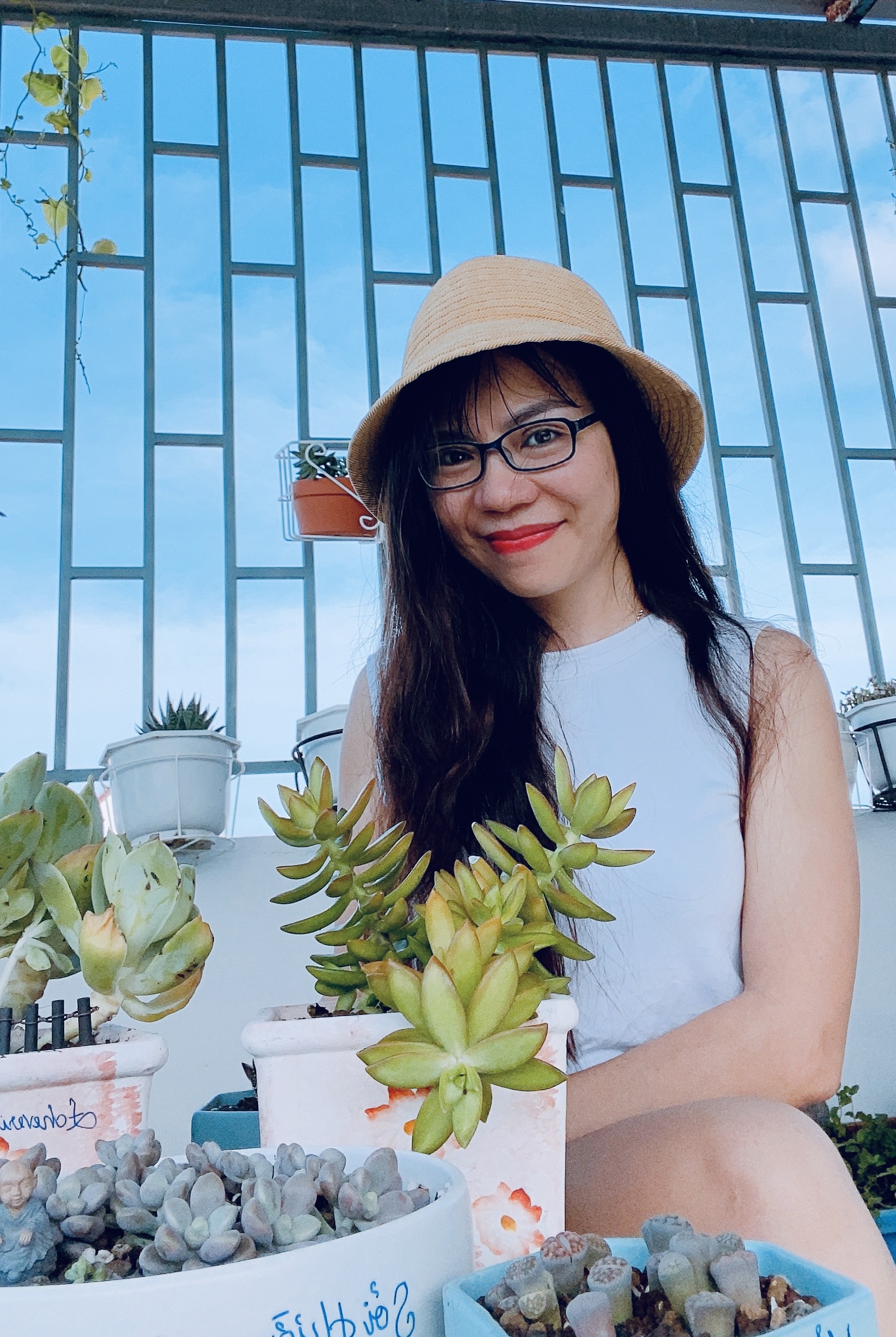 Chị Bùi Diệu Thúy có thể dành hàng giờ đồng hồ để chăm sen và ngắm sen mỗi ngày.