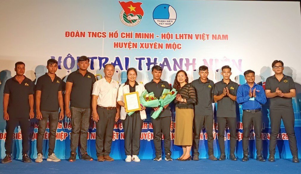 Lãnh đạo huyện Xuyên Mộc, Huyện Đoàn trao Quyết định thành lập và ra mắt Chi hội Liên hiệp thanh niên Việt Nam Công ty TNHH sự kiện Xuyên Mộc tại buổi lễ