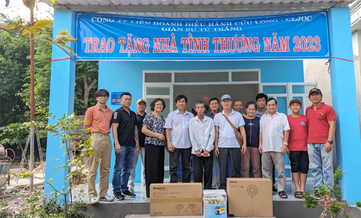 Tại buổi lễ bàn giao nhà, các cá nhân và nhà tài trợ cũng tặng gia đình ông Ba một số vật dụng sinh hoạt.