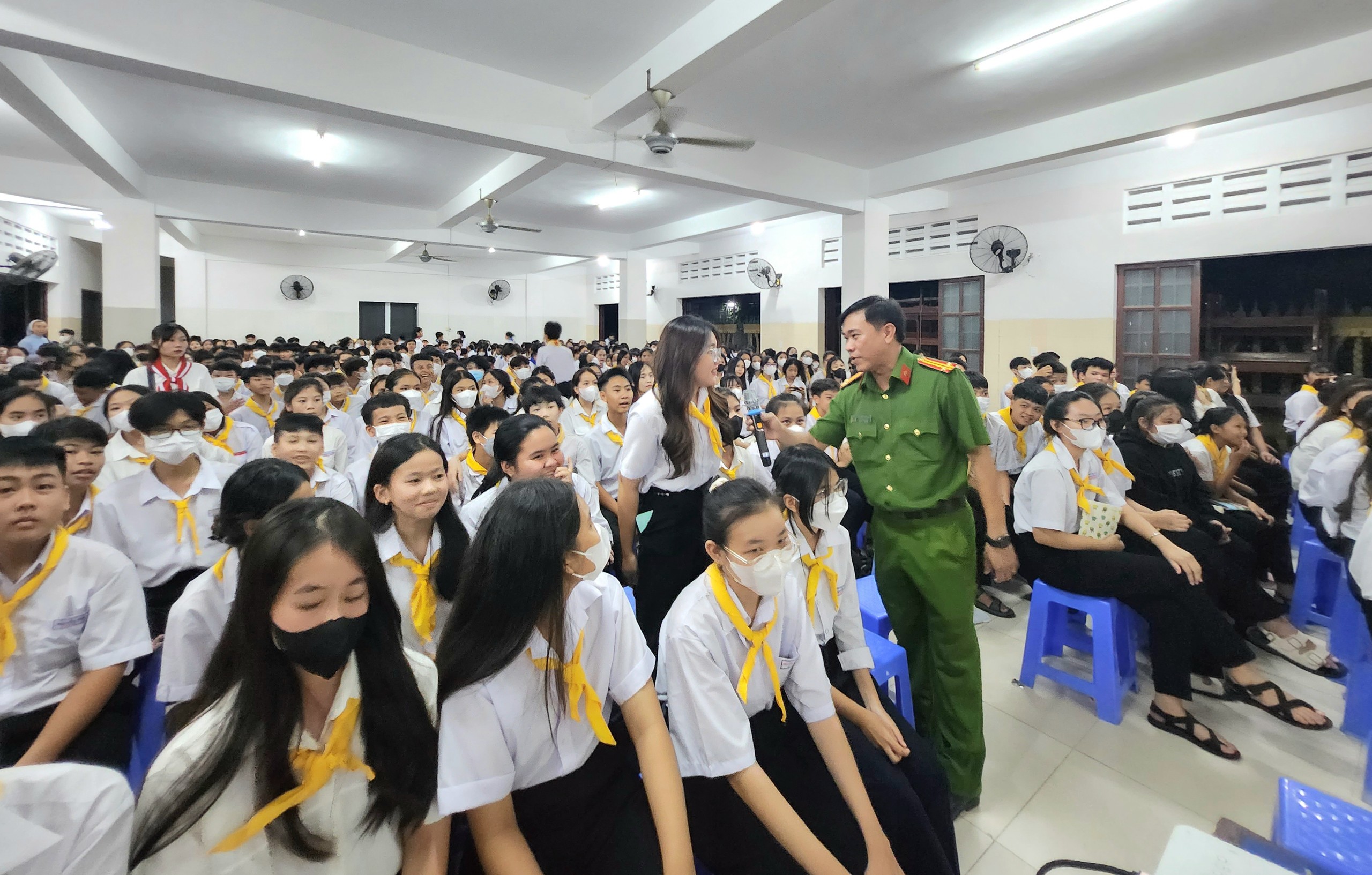 Trung tá Nguyễn Thế Nam, Trưởng Công an xã Phước Hưng tuyên truyền  tới thanh thiếu niên về Đề án 4 giảm.