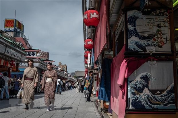 Du khách tham quan Chùa Sensoji - một địa điểm du lịch nổi tiếng ở Tokyo, Nhật Bản.