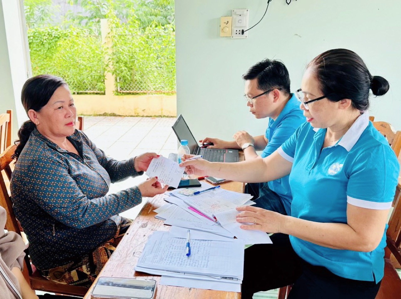 Người dân phường Kim Dinh, TP.Bà Rịa đăng ký mua BHXH, BHYT tại lễ ra quân của BHXH tỉnh.