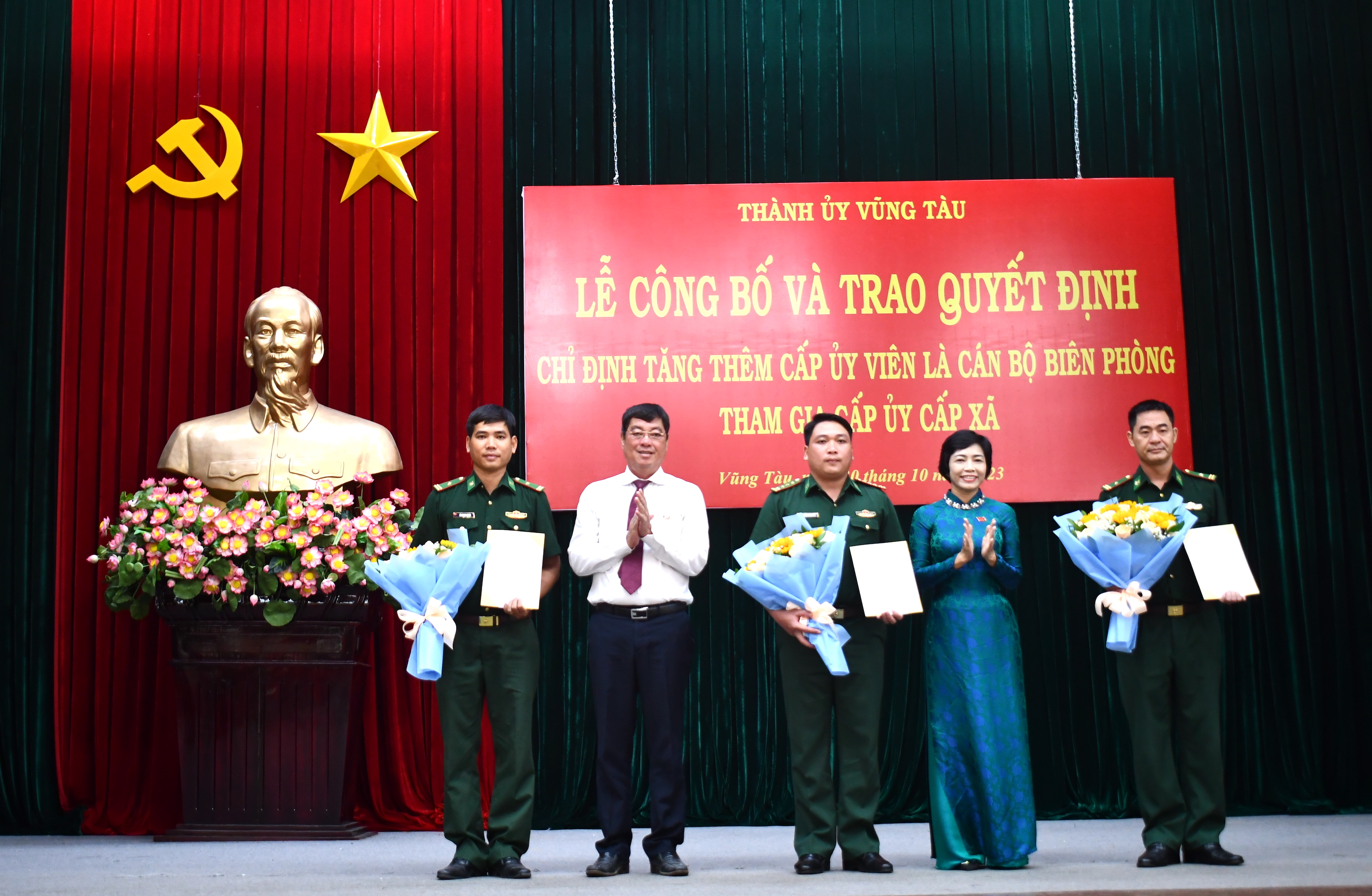 Ông Trần Đình Khoa, Bí thư Thành ủy Vũng Tàu, bà Lê Thị Thanh Bình, Phó Bí thư Thường trực, Chủ tịch HĐND TP. Vũng Tàu trao quyết định, tặng hoa chúc mừng các cán bộ biên phòng tham gia cấp ủy cấp xã.