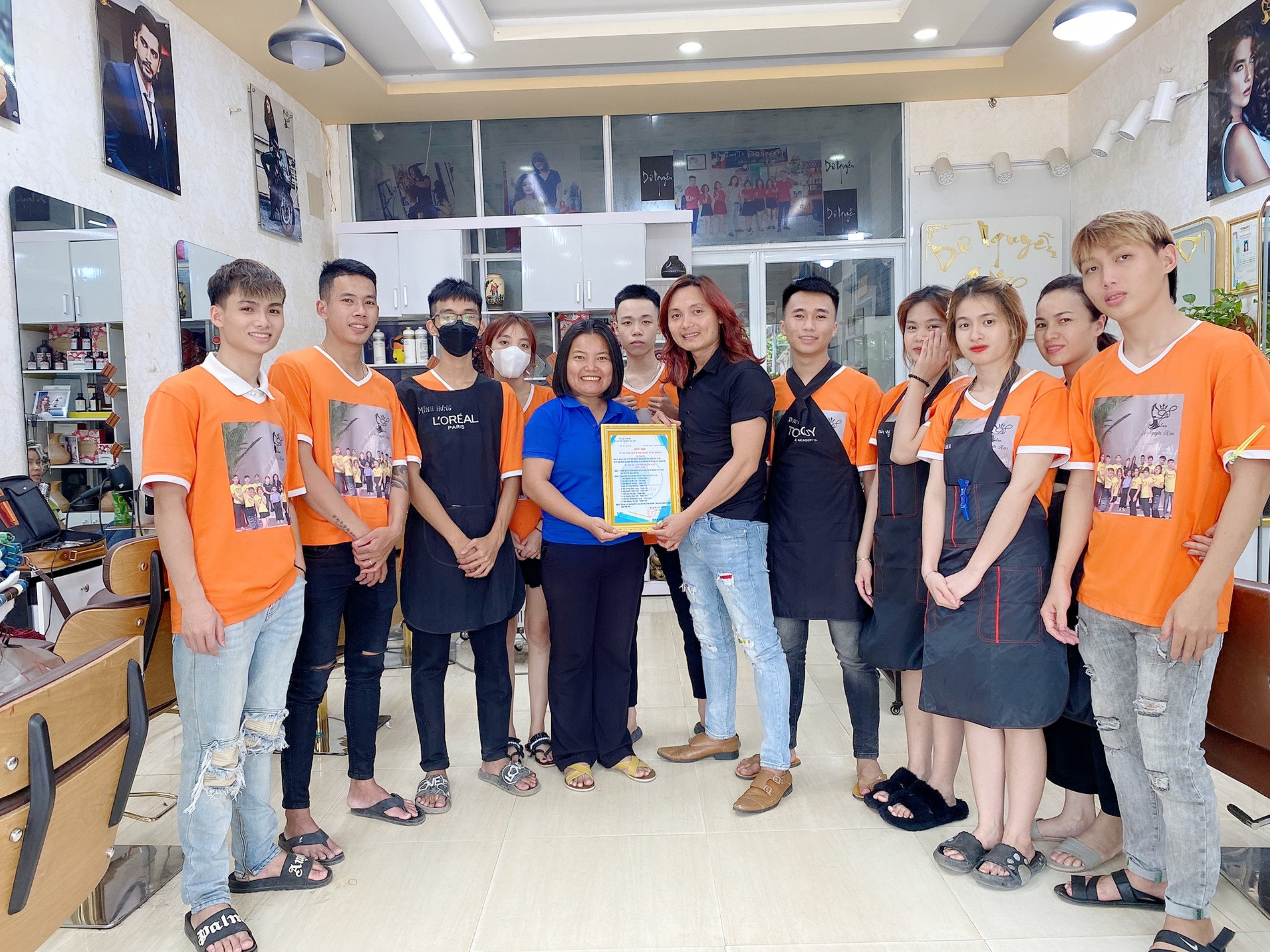 Đoàn phường-Hội LHTN Việt Nam phường Hắc Dịch (TX.Phú Mỹ) trao quyết định thành lập CLB thiện nguyện cắt tóc Dư Nguyễn.