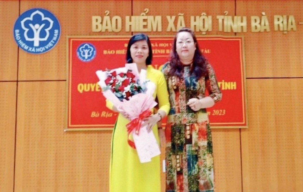 Bà Nguyễn Hồng Hạnh, Phó Giám đốc BHXH tỉnh tặng hoa chúc mừng bàNguyễn Thị Bích Chi.