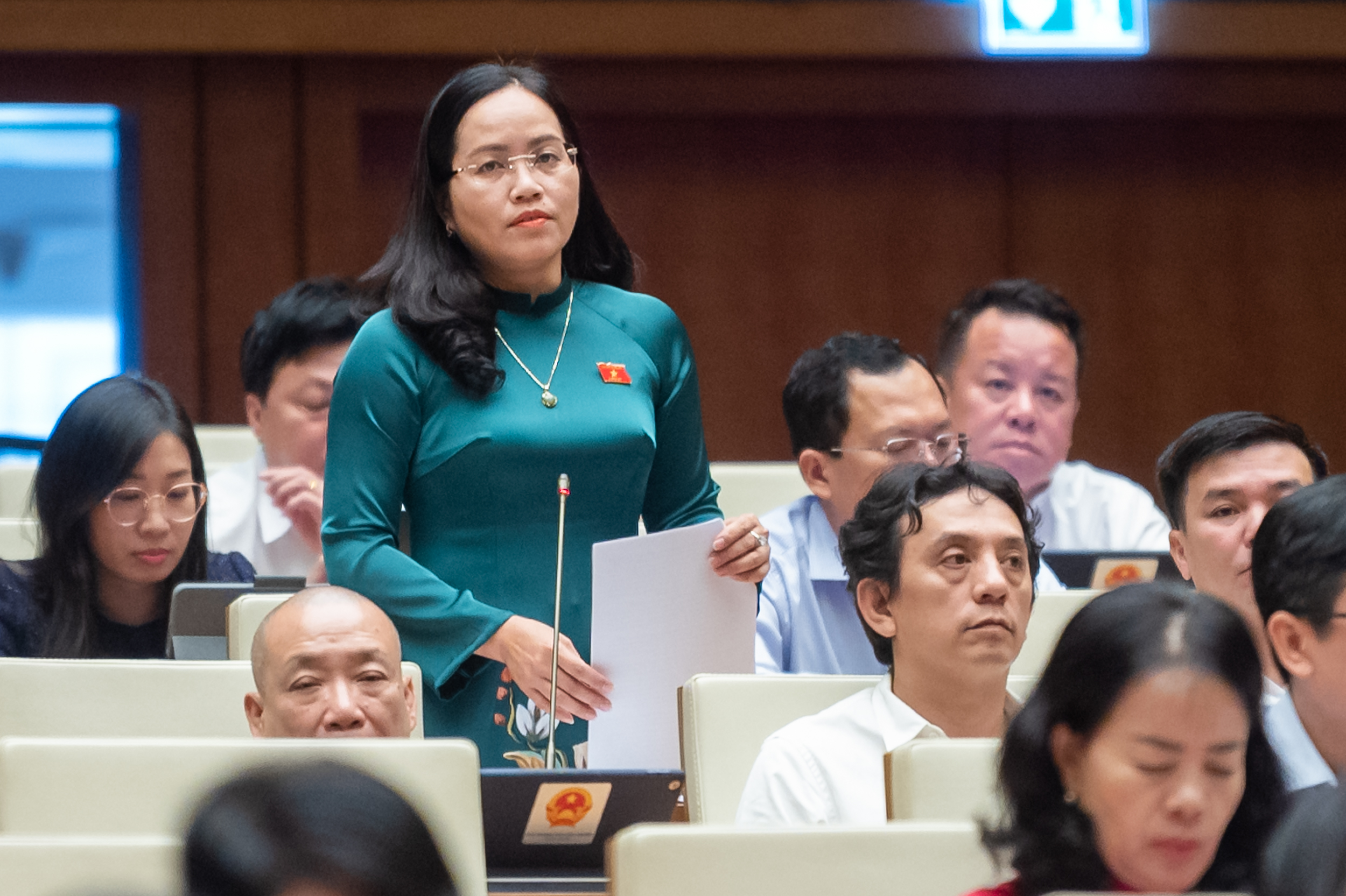 Đại biểu Hồ Thị Kim Ngân (Đoàn ĐBQH tỉnh Bắc Kạn) thảo luận về thực hiện chương trình mục tiêu quốc gia về xây dựng nông thôn mới giai đoạn 2021-2025.