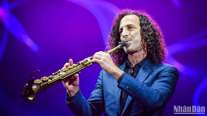 'Kenny G Live in Vietnam': Đêm nhạc của cảm xúc