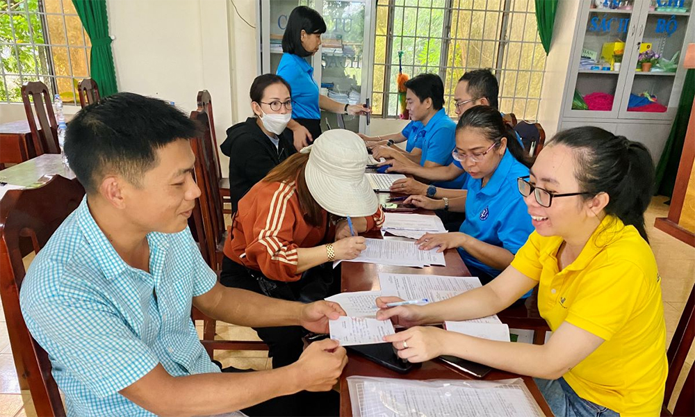 Người dân xã Hòa Long, TP.Bà Rịa đăng ký mua BHXH, BHYT tại buổi tư vấn trực tiếp của BHXH tỉnh ngày 15/10.