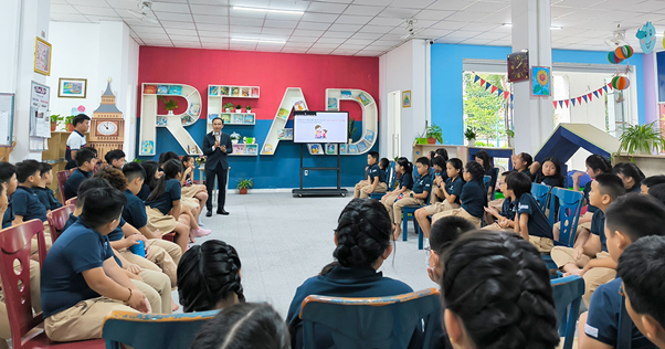 ThS. Phan Ngọc Huỳnh - Hiệu trưởng nhà trường đang chia sẻ cho các em học sinh về “Lòng biết ơn”