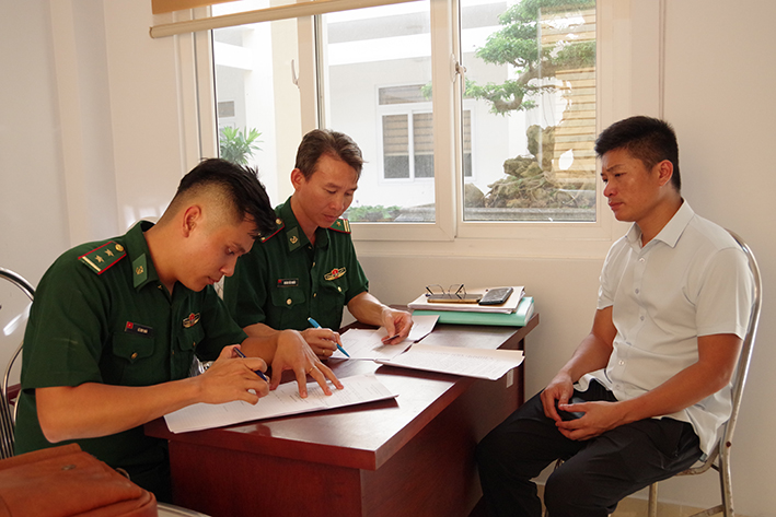 Ban Chỉ huy Biên phòng Cửa khẩu Cảng Bà Rịa - Vũng Tàu làm việc với ông Nguyễn Minh Tiến về hành vi vận chuyển 15 thùng thuốc lá lậu trên tàu Jin Hong Da 16.