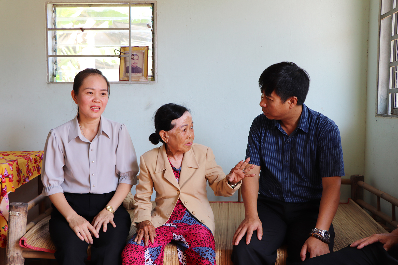 Đoàn khảo sát cuộc sống của bà Nguyễn Thị Sao (xã Tam Phước).