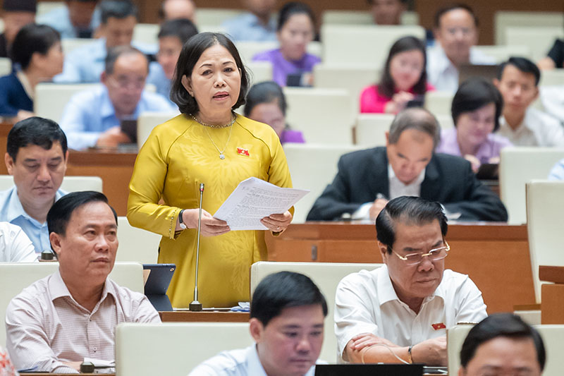 Đại biểu Nguyễn Thị Yến, Phó Bí thư Thường trực Tỉnh ủy, Trưởng Đoàn ĐBQH Bà Rịa-Vũng Tàu phát biểu thảo luận tại hội trường