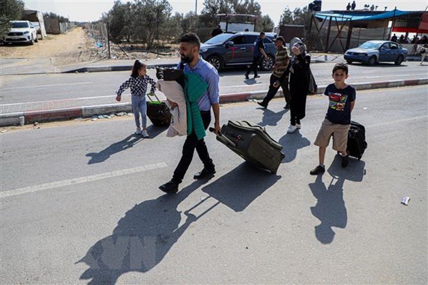 Người dân sơ tán khỏi Gaza qua cửa khẩu Rafah để vào Ai Cập.