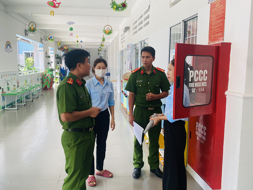 Đội Cảnh sát PCCC-CNCH Công an huyện Long Điền kiểm tra chất lượng phương tiện chữa cháy được trang bị tại Trường MN Sơn Ca (TT.Long Hải, huyện Long Điền).