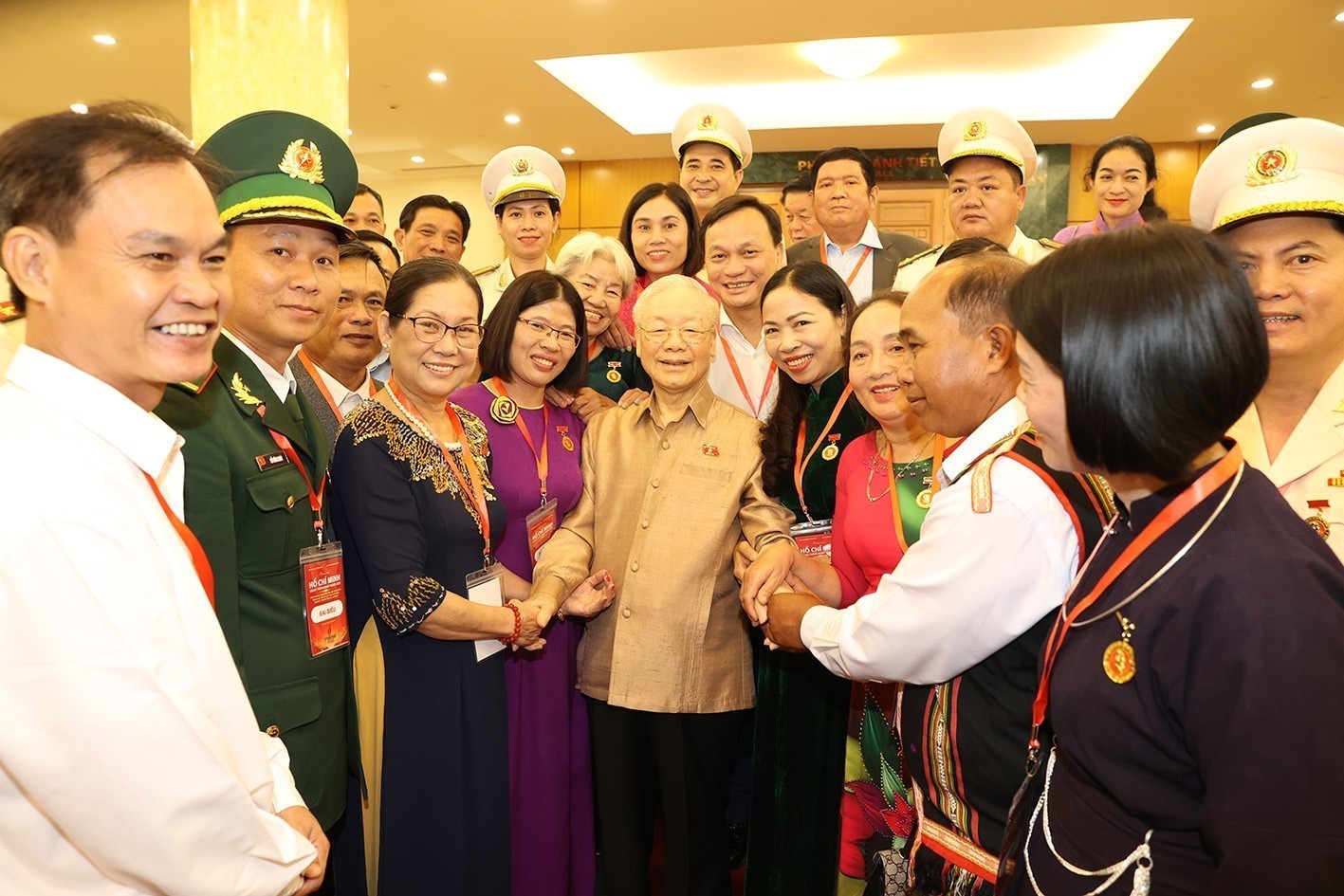 Tổng Bí thư Nguyễn Phú Trọng với đại biểu điển hình tiêu biểu toàn quốc. Ảnh: TRÍ DŨNG