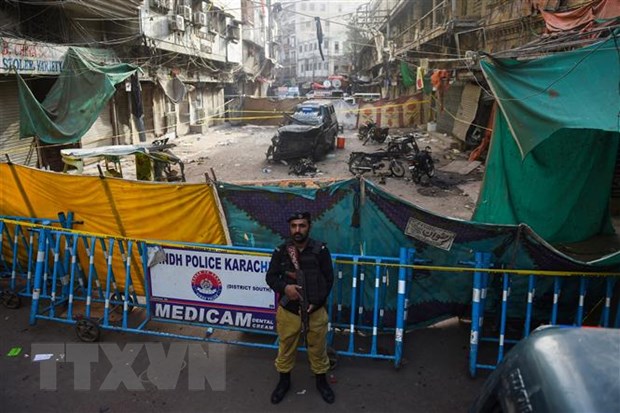 Nhân viên an ninh gác tại hiện trượng một vụ đánh bom ở Karachi, Pakistan. (Ảnh: AFP/TTXVN)