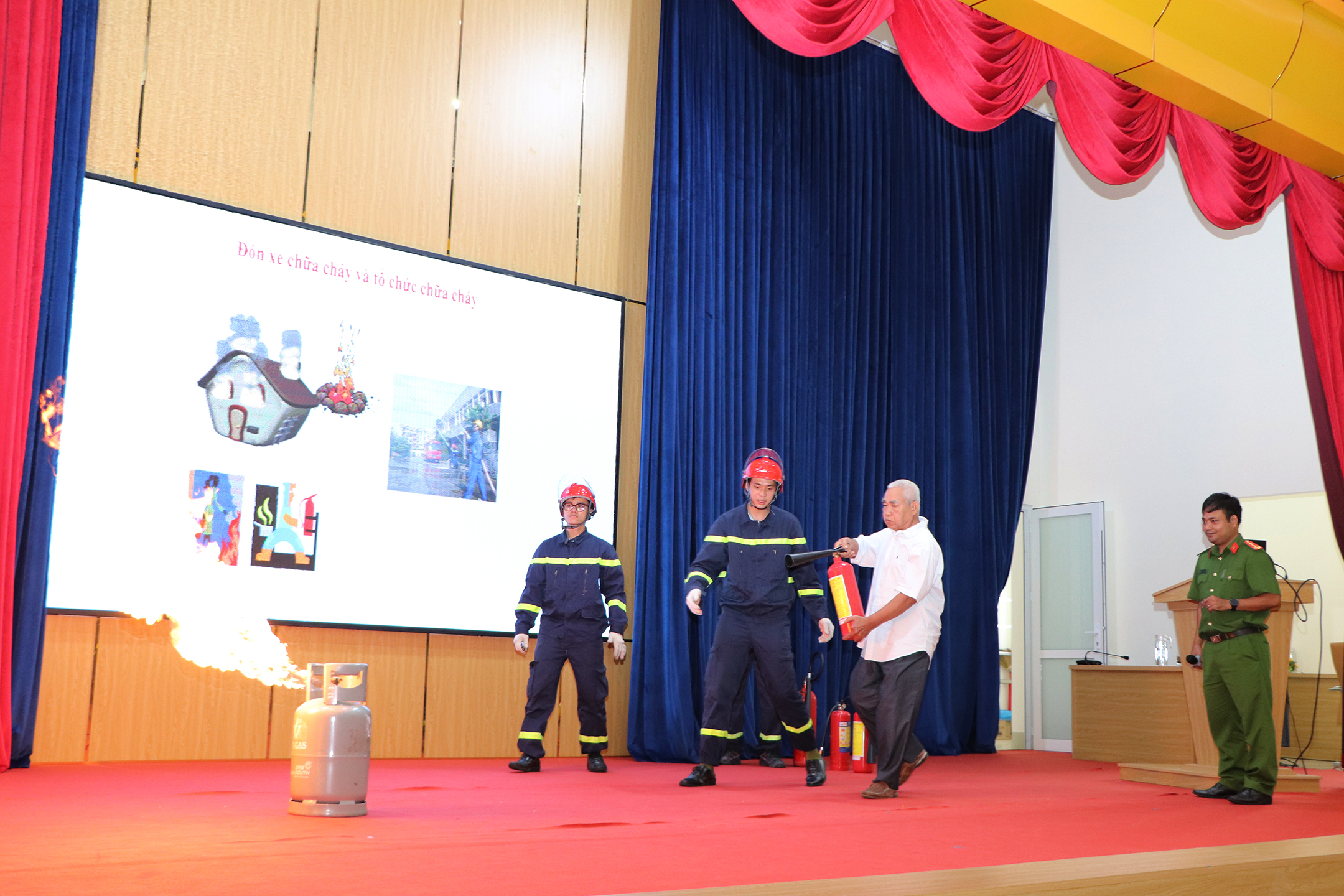 Cán bộ, chiến sĩ Đội PCCC và CNCH Công an TP.Vũng Tàu cùng người dân thực nghiệm tình huống xử lý khi có cháy.