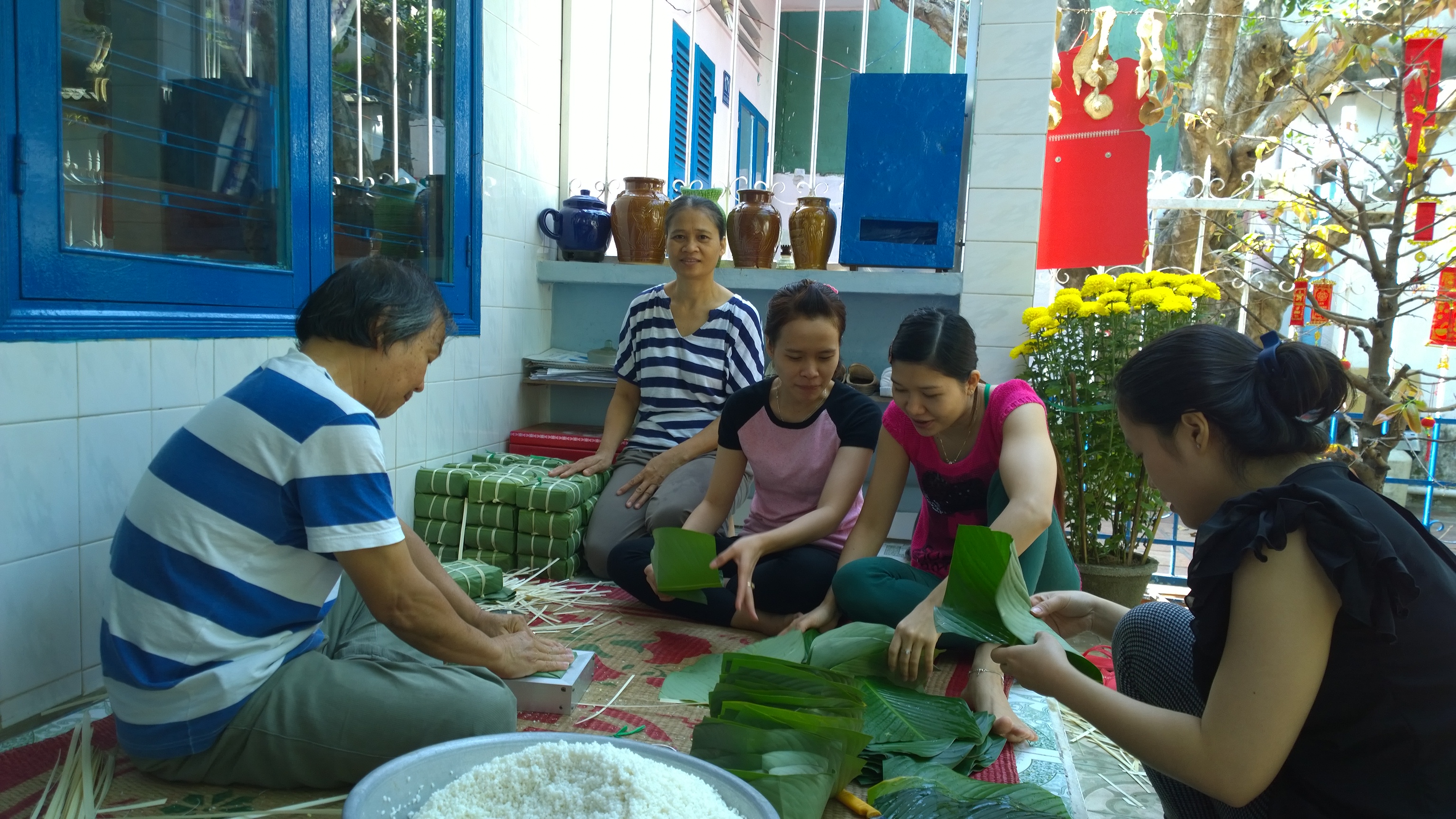 Khung cảnh gói bánh chưng tại một gia đình ở TP.Vũng Tàu