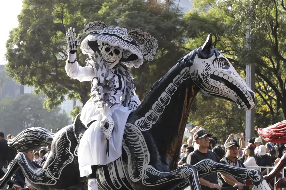 Trình diễn hóa trang trong lễ diễu hành đến phố Paseo de la Reforma ở thủ đô Mexico City.