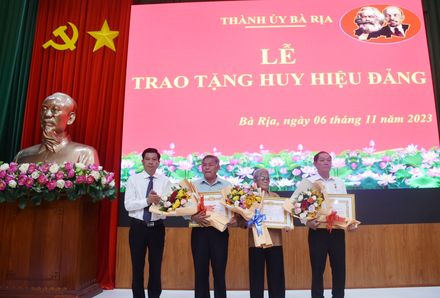 Bí thư Thành ủy Bà Rịa Trần Văn Tuấn trao Huy hiệu đảng cho các đảng viên