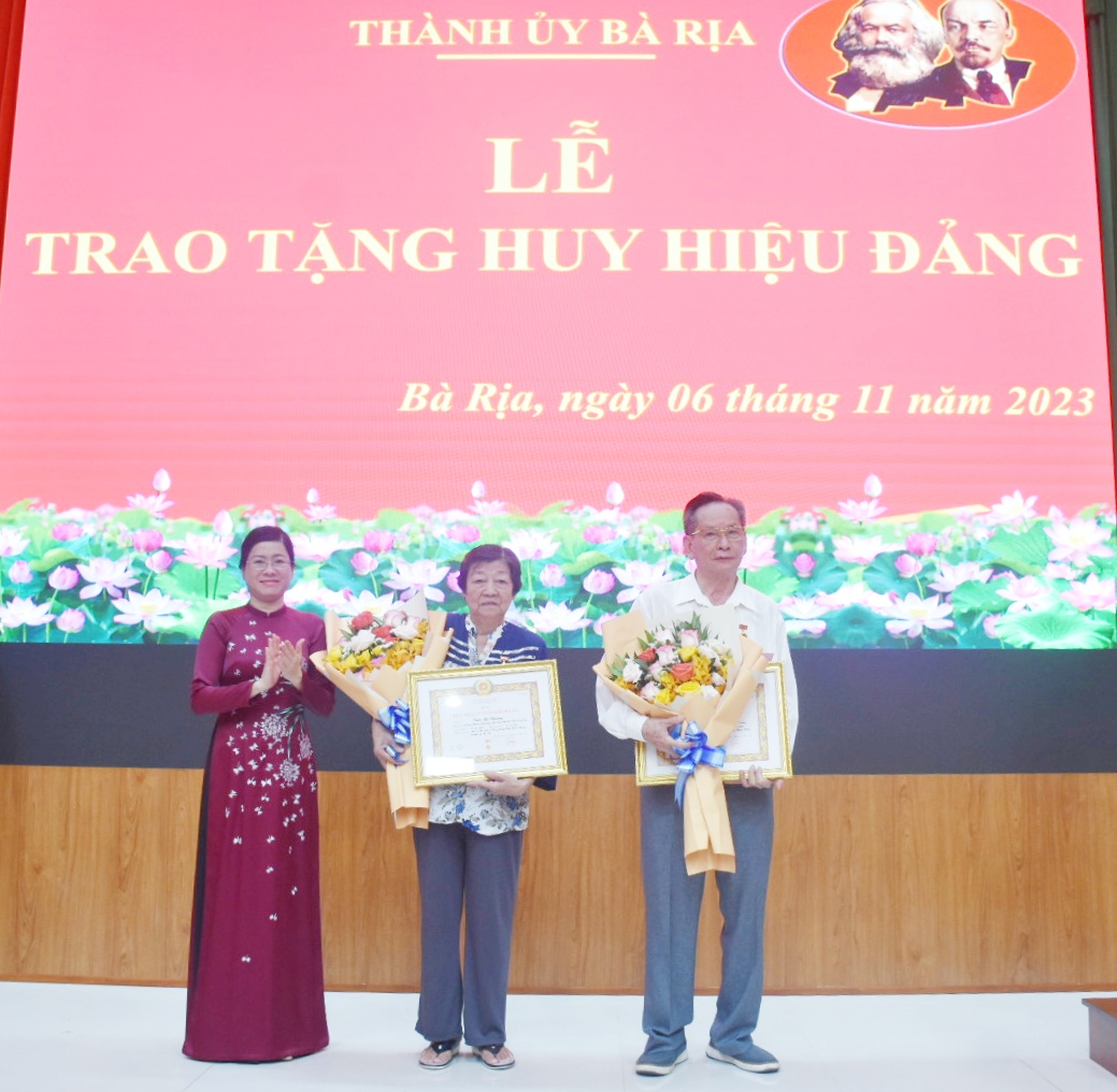 Phó Bí thư Thường trực Lê Thị Thuỷ đã trao Huy hiệu 55 năm tuổi Đảng cho các đảng viên