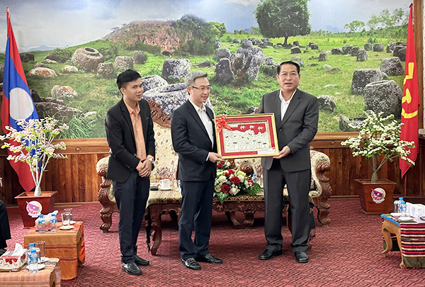 Ông Bun Chăn Sỉ Vông Phăn, Bí thư, Tỉnh trưởng tỉnh Xiêng Khoảng trao quà lưu niệm đến ông Đặng Minh Thông.