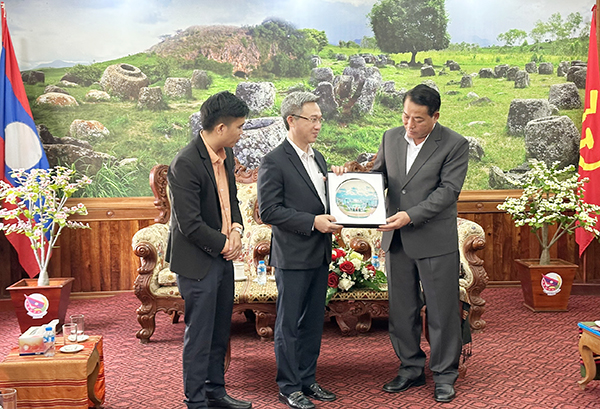 Ông Đặng Minh Thông, Phó Chủ tịch UBND tỉnh, trao quà lưu niệm đến ông Bun Chăn Sỉ Vông Phăn, Bí thư, Tỉnh trưởng tỉnh Xiêng Khoảng.
