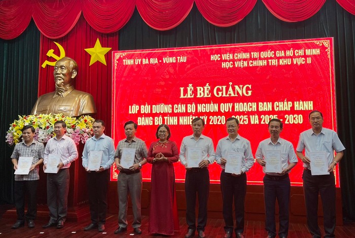 Bà Nguyễn Thị Yến, Phó Bí thư Thường trực Tỉnh ủy, Trưởng Đoàn Đại biểu Quốc hội, trao chứng nhận  hoàn thành lớp cán bộ nguồn của tỉnh.