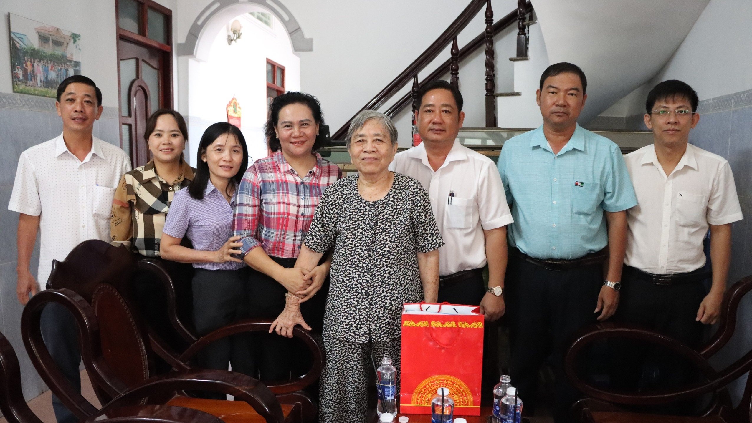 Ông Trần Thanh Hùng, Phó Bí thư thường trực Huyện ủy, Chủ tịch HĐND huyện Đất Đỏ thăm, tặng quà cô Lâm Thị Ngọc Châu (KP Phước Thới, TT. Đất Đỏ).