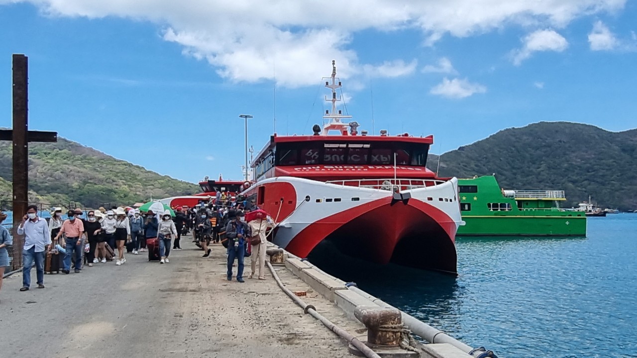 Tàu khách cập cảng Bến Đầm Côn Đảo.