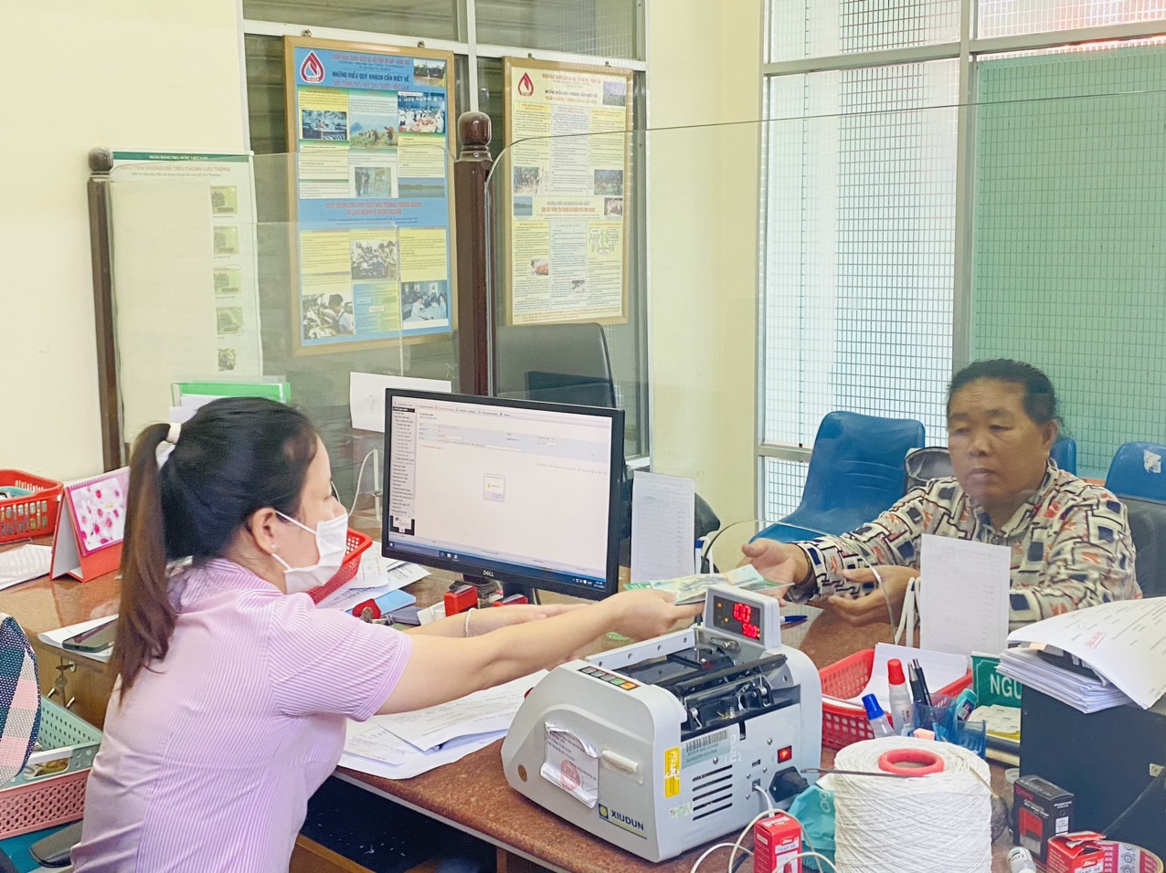 Nhân viên Phòng giao dịch Ngân hàng CSXH huyện Long Điền giải ngân 50 triệu đồng cho đại diện của gia đình ông T.B.Đ.
