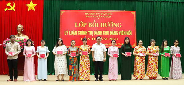 Ông Trần Thanh Hùng, Phó Bí thư Thường trực Huyện ủy, Chủ tịch HĐND huyện Đất Đỏ trao giấy chứng nhận hoàn thành chương trình bồi dưỡng lý luận chính trị dành cho đảng viên mới lần II/2023. Ảnh: Minh Tài