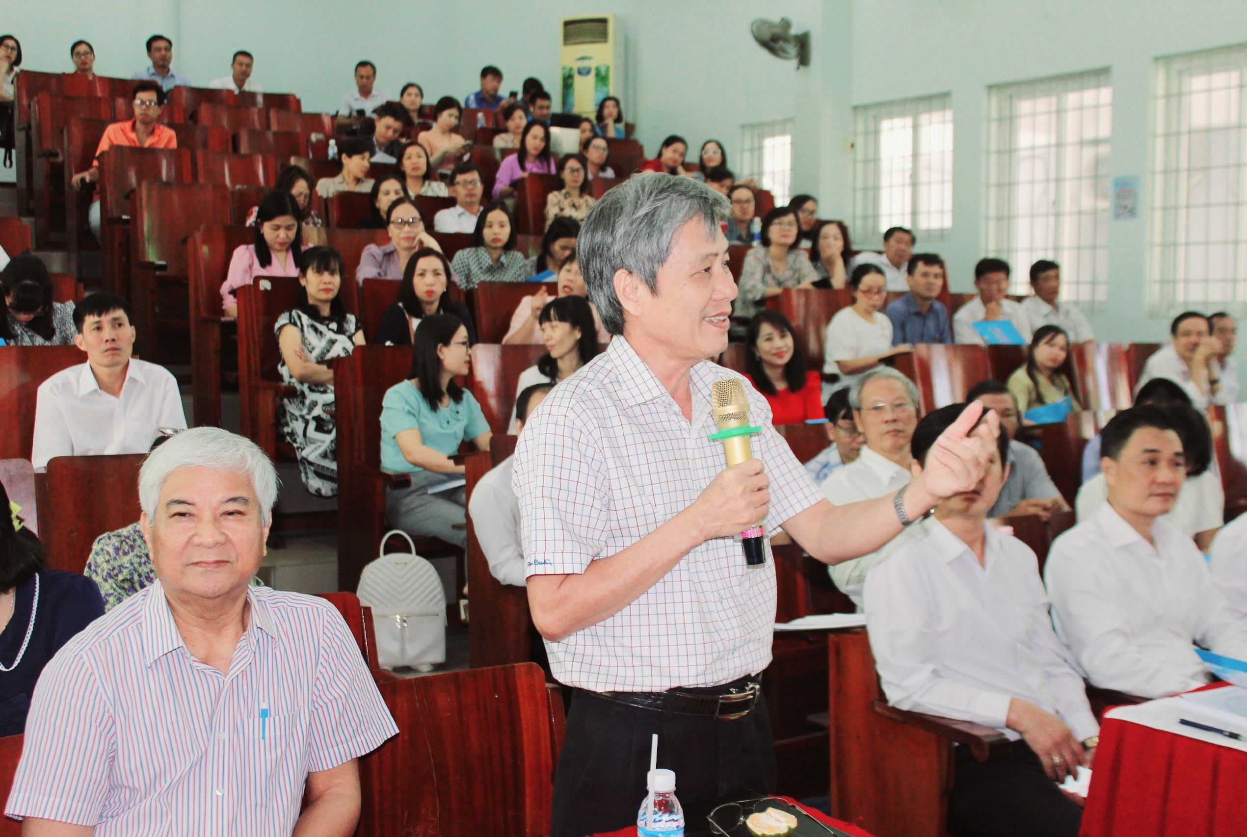 TS. Hồ Cảnh Hạnh, Phó Chủ tịch Hội Khoa học Tâm lý - Giáo dục tỉnh phát biểu thảo luận tại Hội thảo.